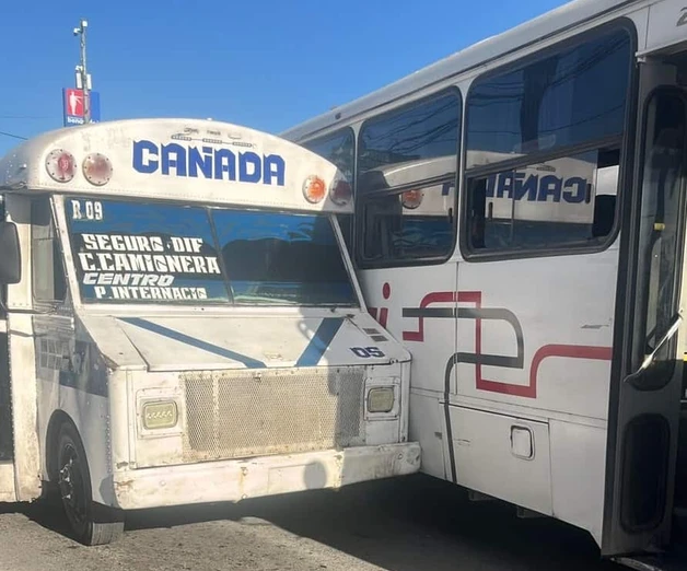 Camiones chocan y dejan el bulevar Hidalgo hecho un nudo